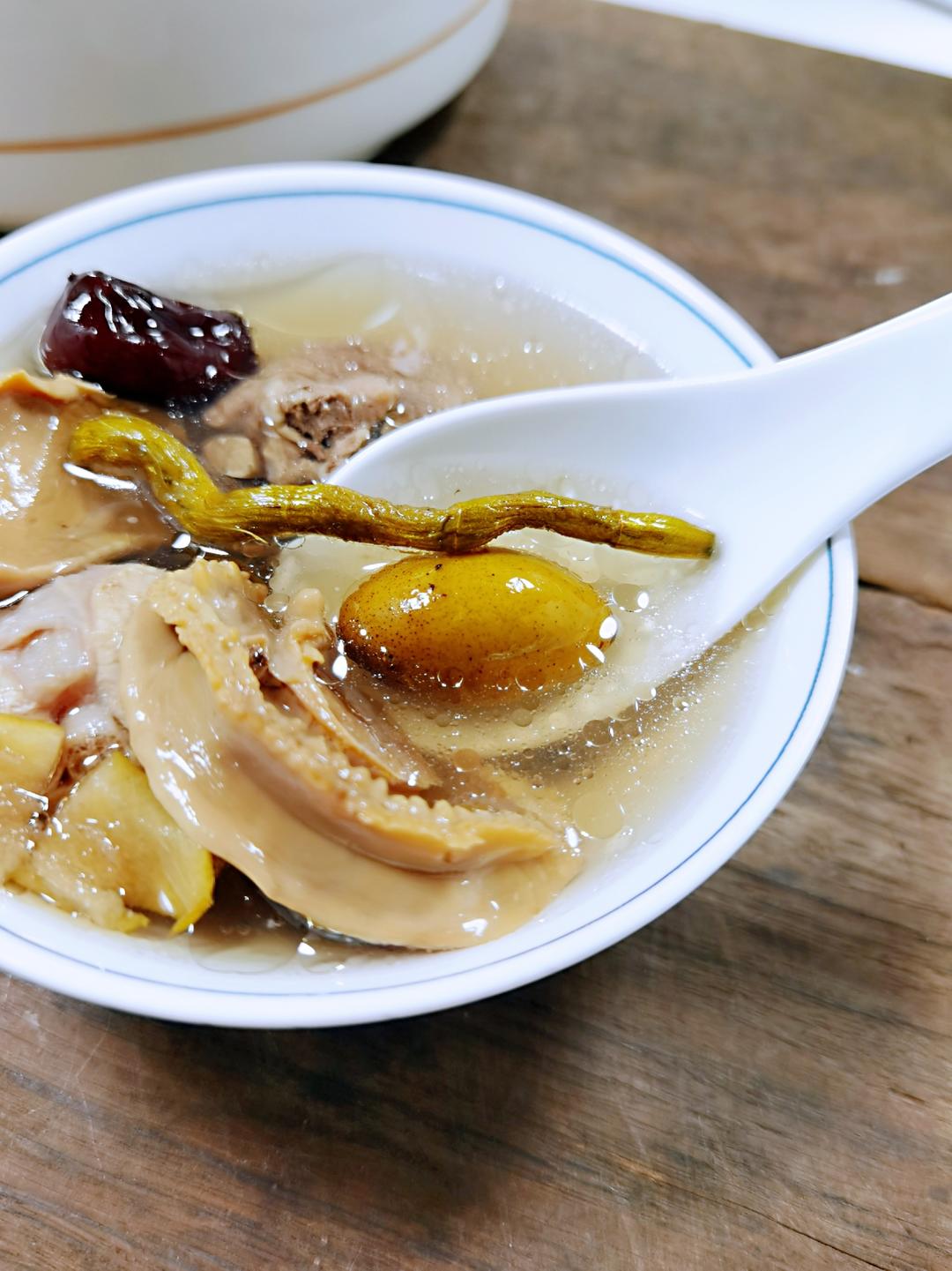 清香甘甜润喉•鲍鱼橄榄蒸鸡汤的做法