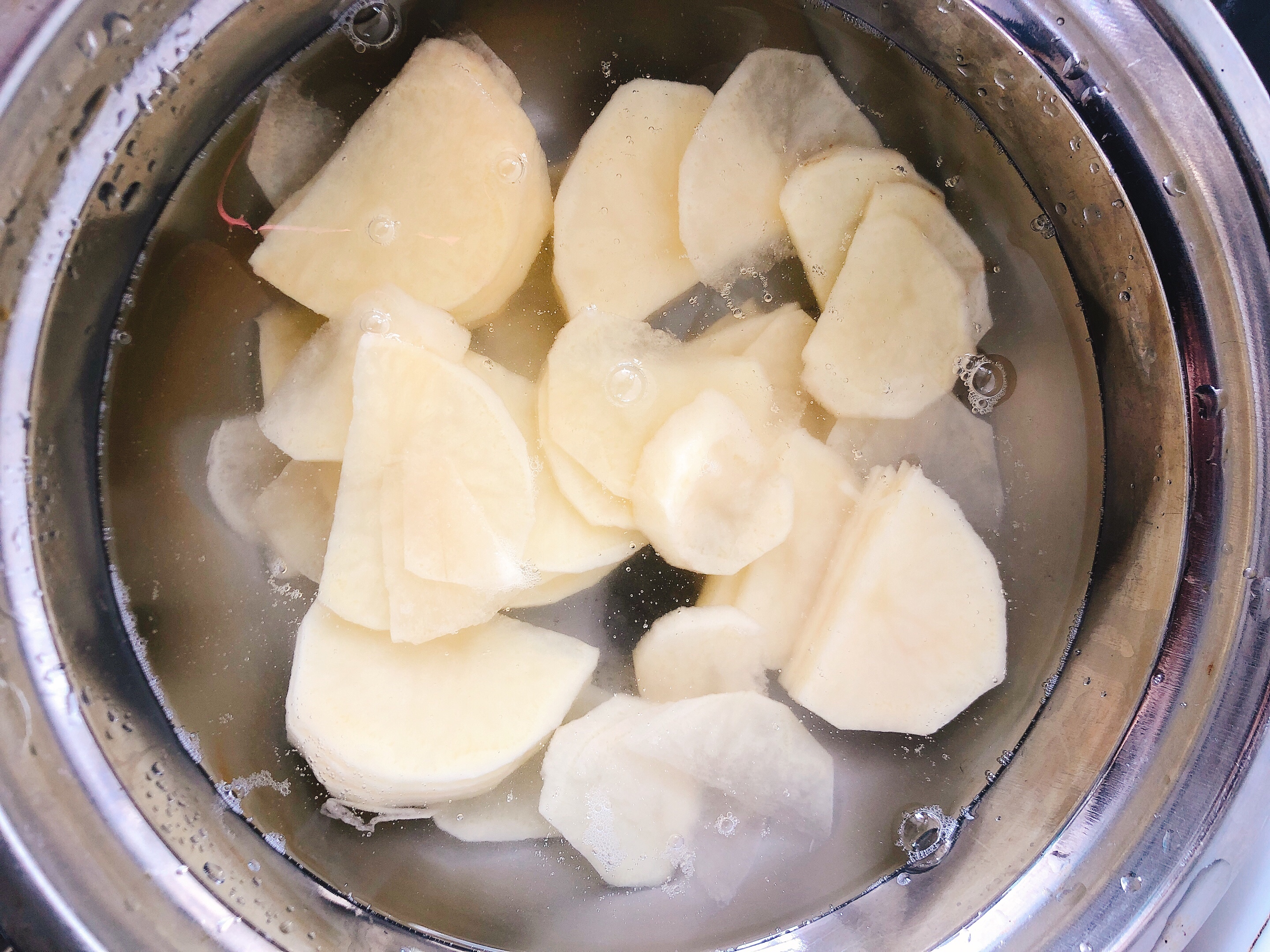锡纸金针菇土豆片的做法 步骤1