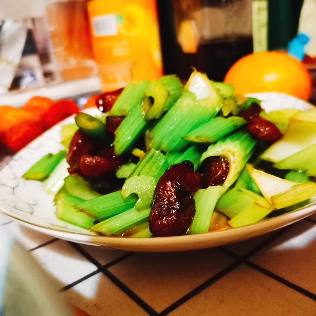 腊肠炒西芹
