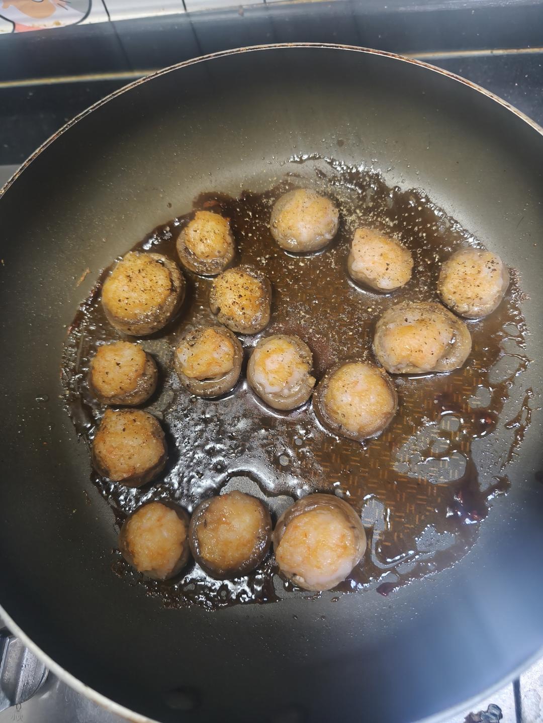 一口爆汁的虾滑酿口蘑