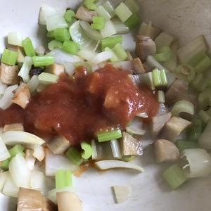 西芹洋葱菌菇鹰嘴豆通心粉的做法 步骤5