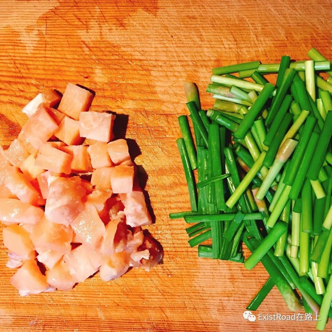 女友力颜修生 | 鸡胸肉炒蒜薹的做法 步骤4