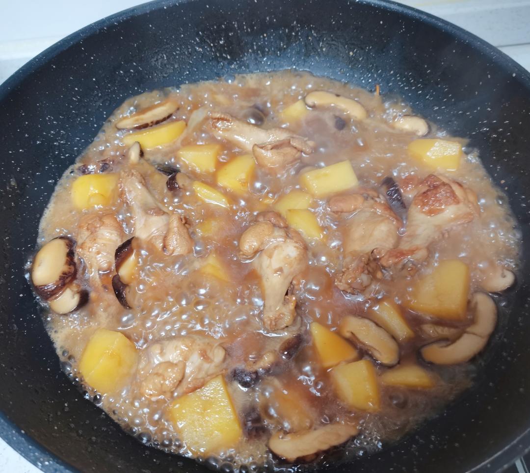 土豆香菇炖鸡腿/鸡块