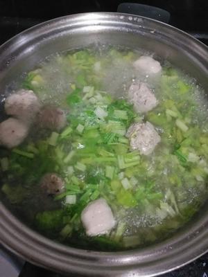丸子芹菜汤的做法 步骤2