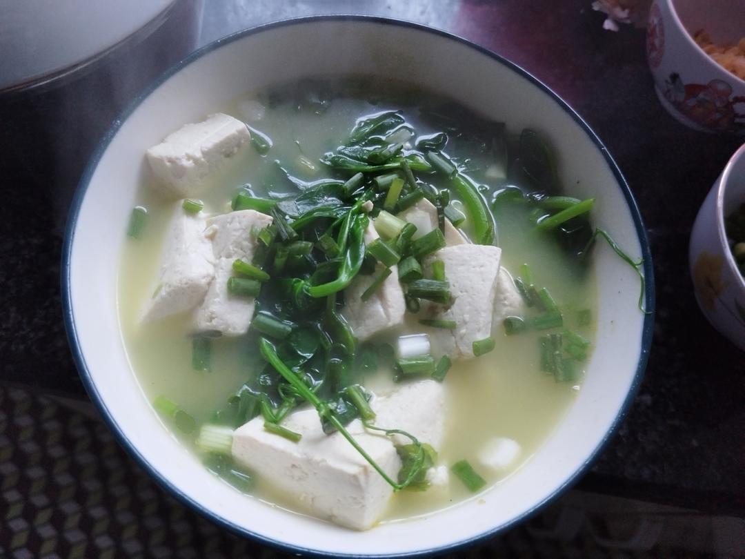 豌豆尖豆腐汤