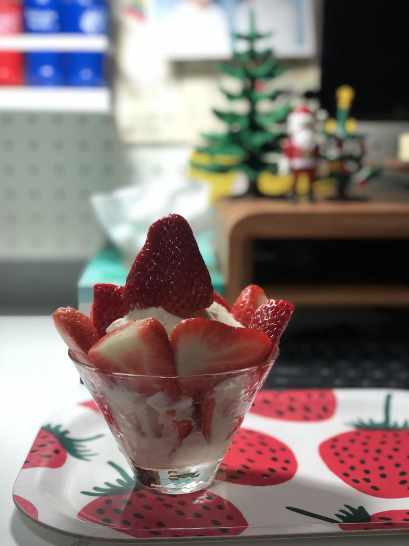 【假装在银座】酸奶草莓芭菲