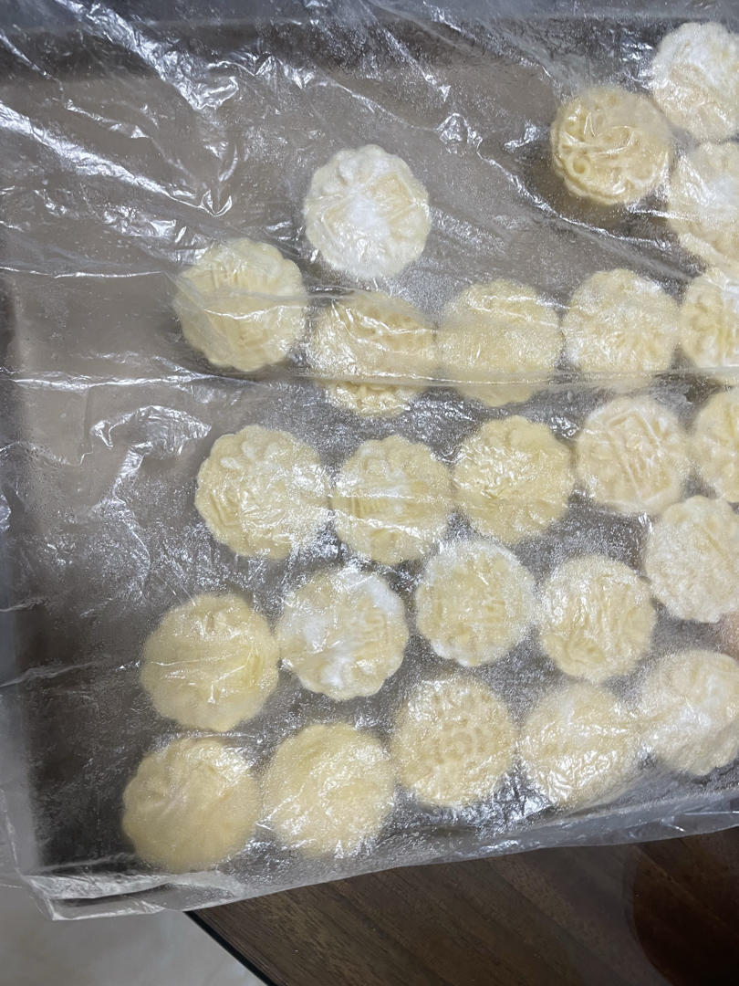 奶黄拉丝月饼—麻薯奶黄馅配上像曲奇般的饼皮，炒鸡好吃