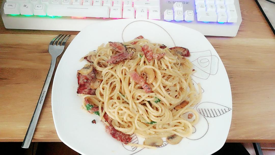 白汁蘑菇培根意粉