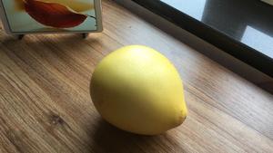 朋友面前，剥柚子的正确打开方式的做法 步骤1