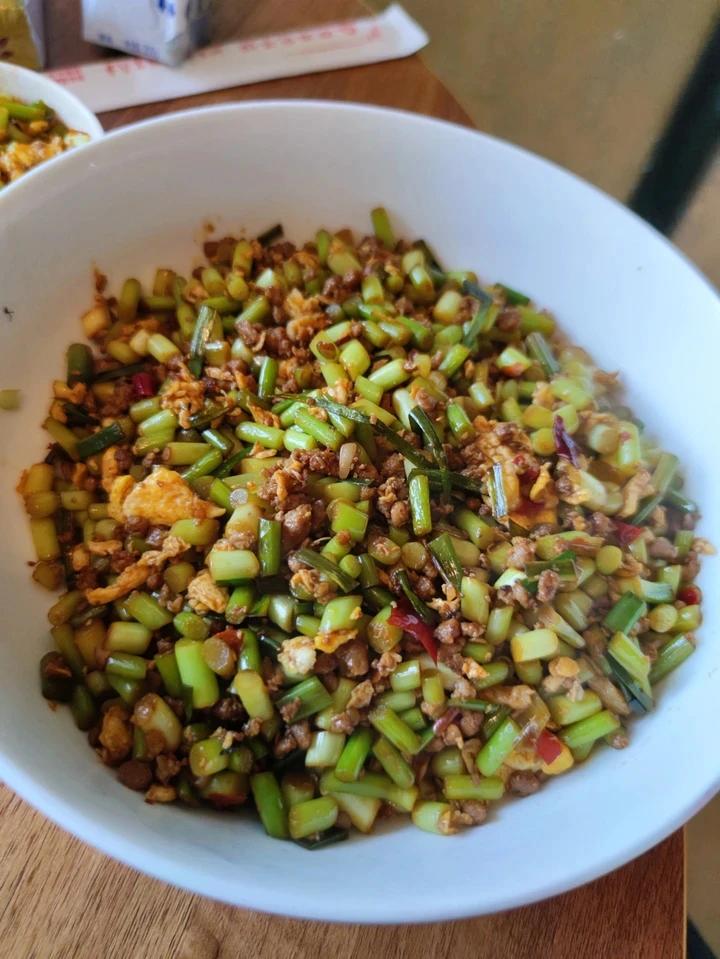 下饭外婆菜（肉沫炒蒜薹沫）