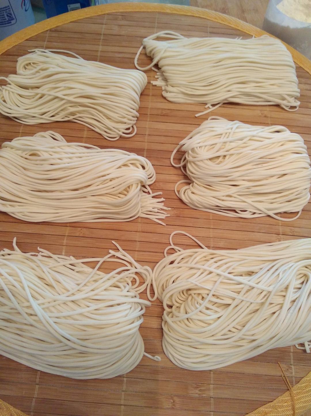 萍水相逢46做的自制彩色手工面条挂面