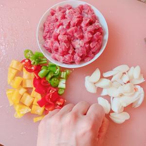 减脂餐/蒜香彩椒牛肉粒的做法 步骤3