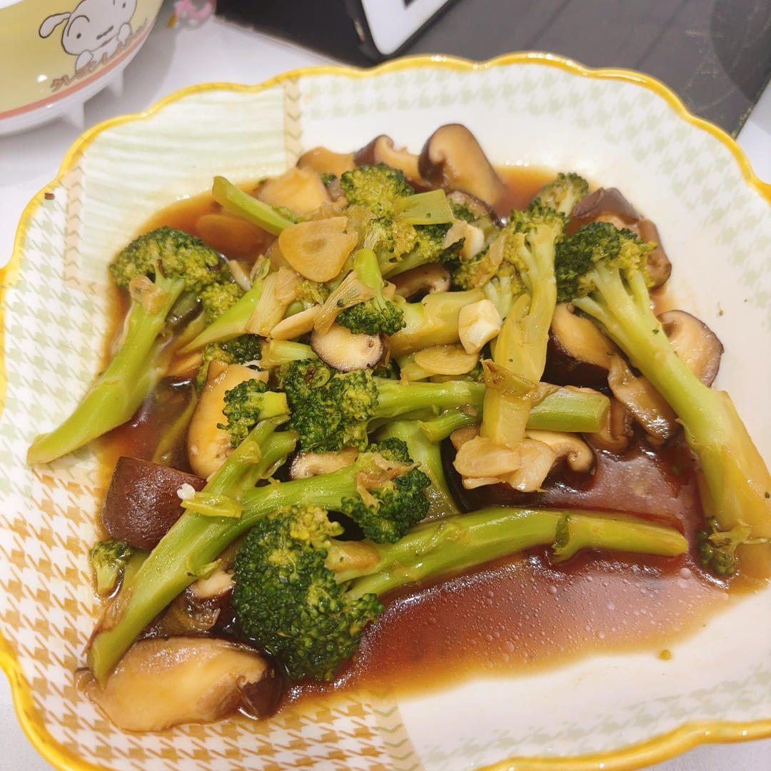 快手小炒——【蚝油西蓝花炒香菇】