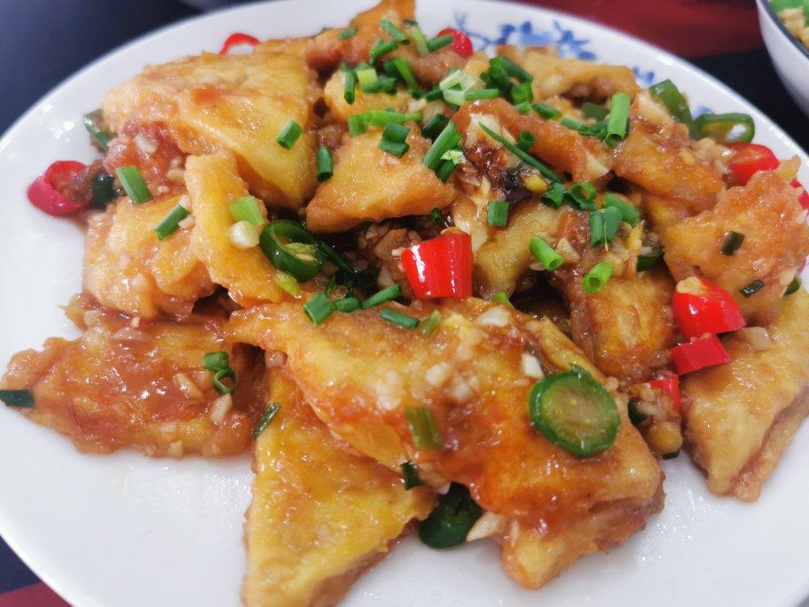香煎脆皮豆腐，外焦里嫩，咬上一口就爆汁超下饭
