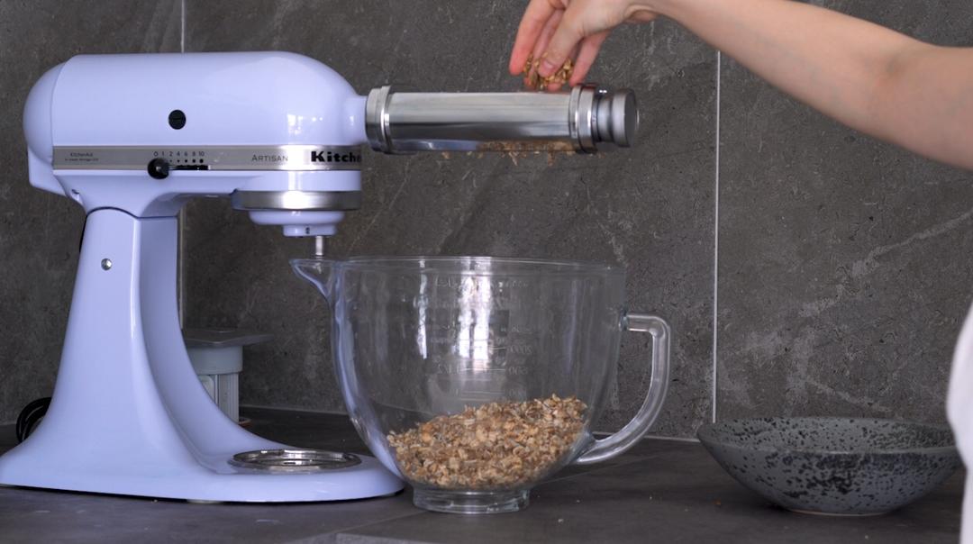 自制燕麦片｜看着燕麦粒被压成燕麦片的过程，真的好解压啊！的做法 步骤3