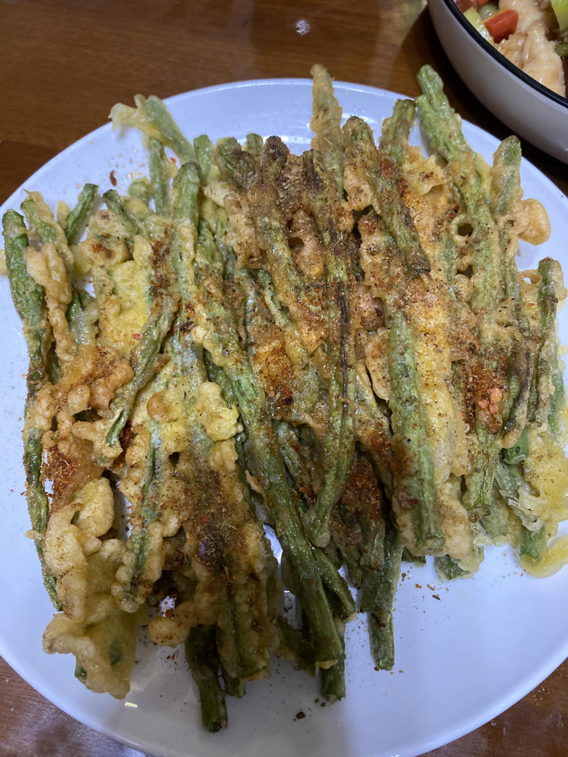 大厨教您豆角这样做，不炒也不炖，酥脆可口，一次一锅不够吃