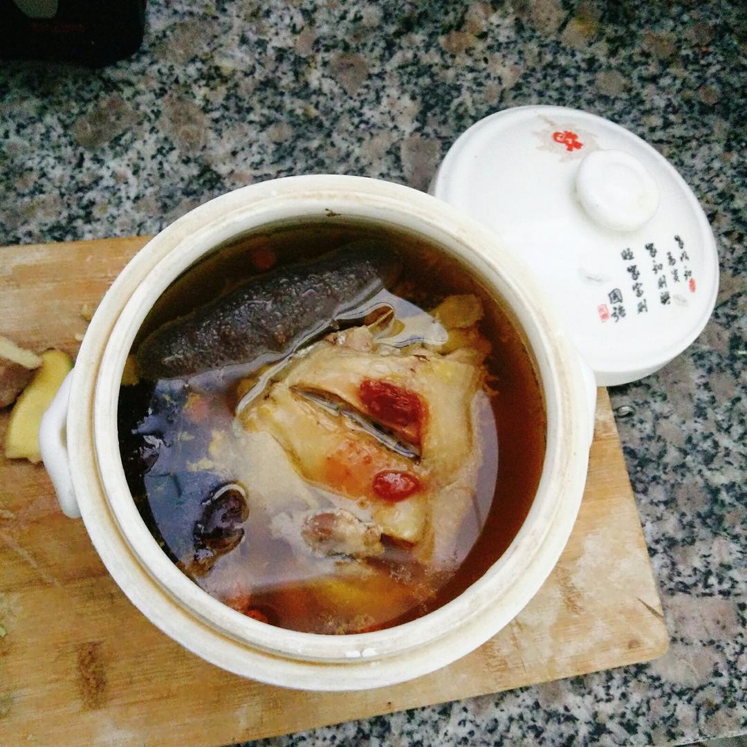 海参花胶乌鸡汤