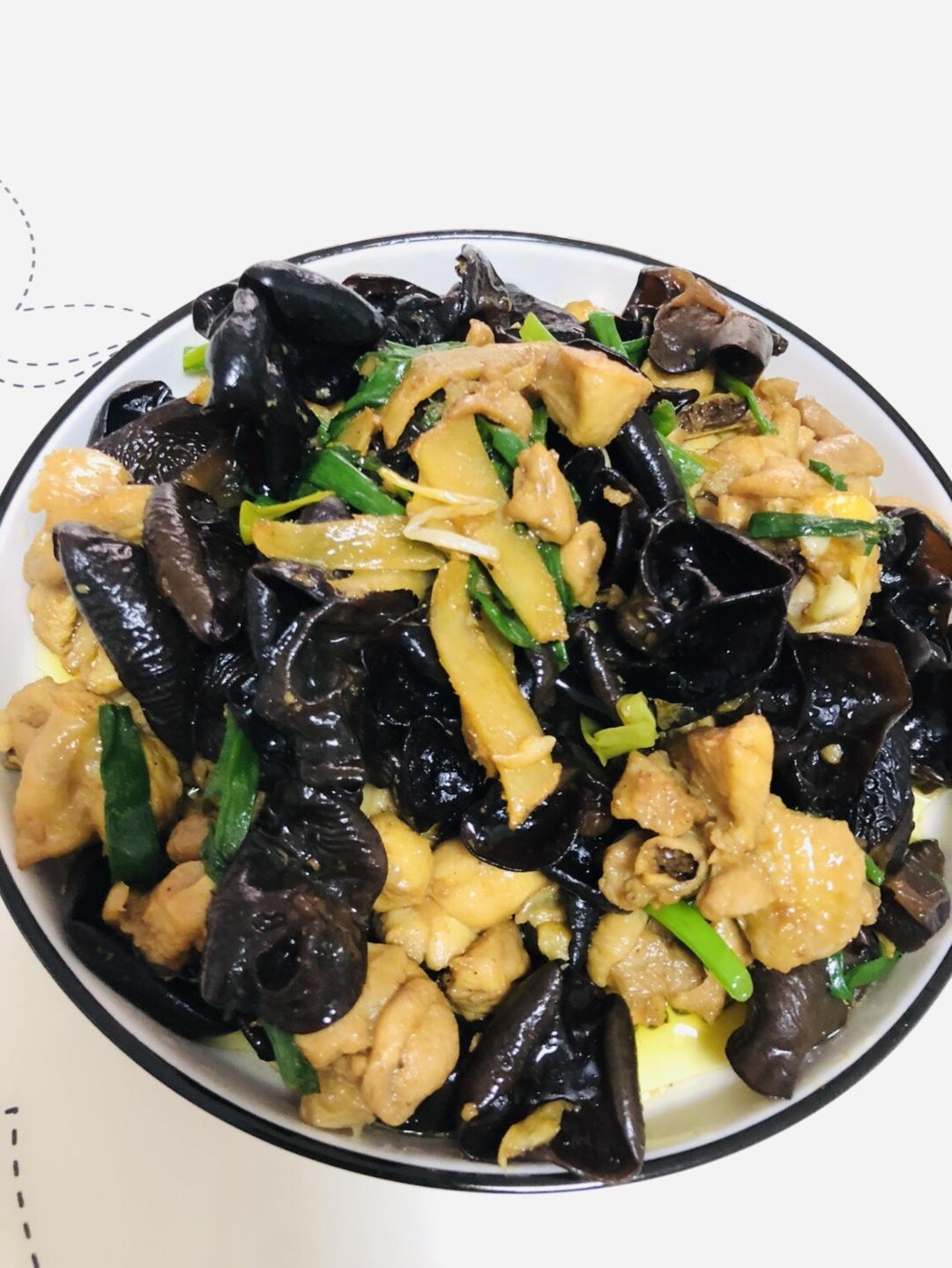 鸡肉炒木耳的做法