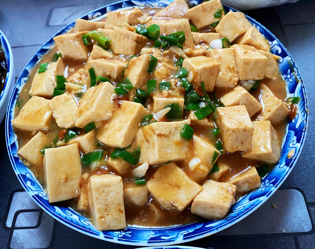 不放肉也超下饭的葱焖豆腐