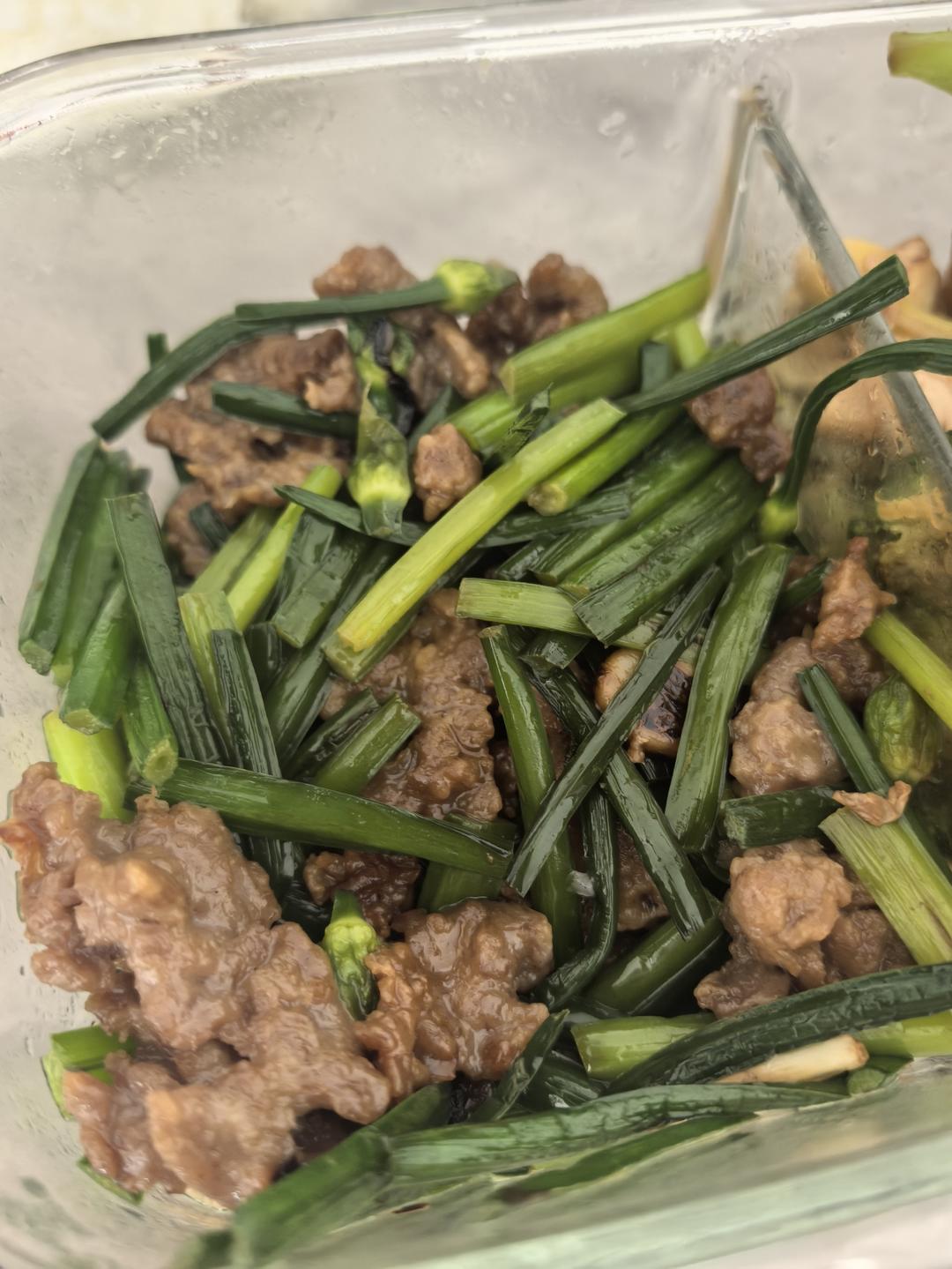 韭菜花炒牛肉丝春天餐桌不可少的一道菜