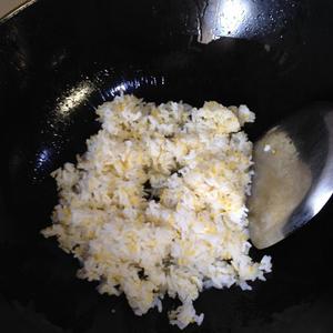 黄金蛋炒饭（西式炒饭）的做法 步骤2