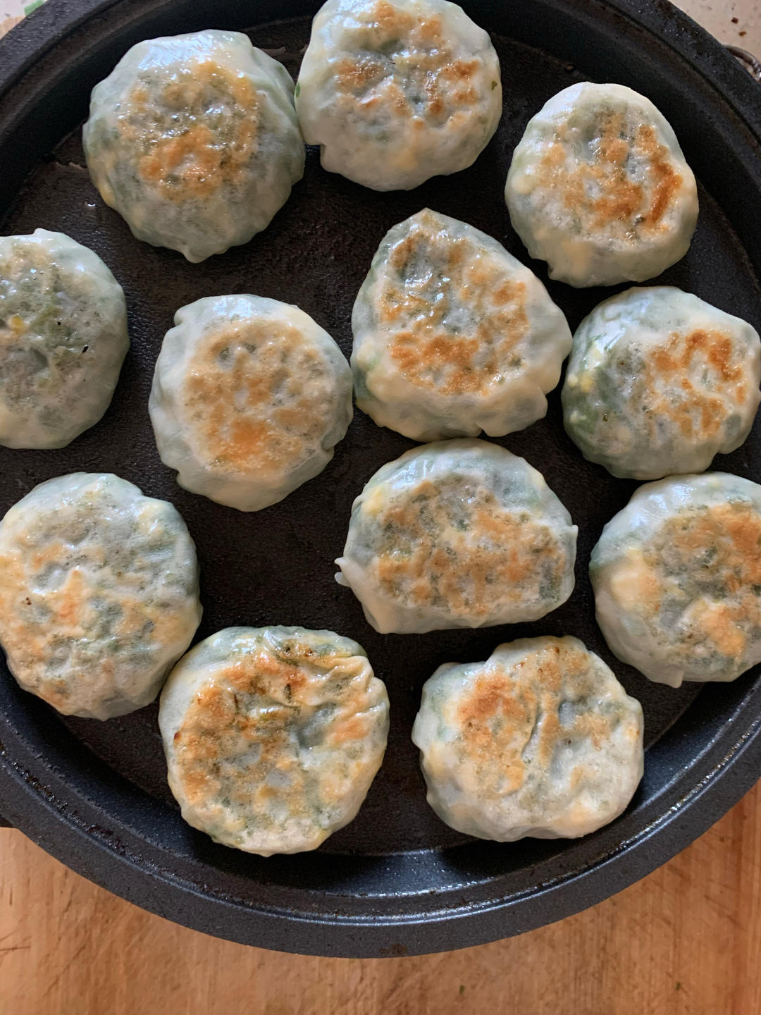 不用揉面的韭菜盒子（馅大皮薄！吃两张就饱！）
