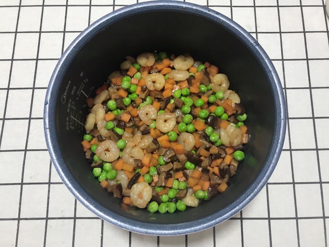 排骨虾仁腊肠焖电饭煲饭（懒人饭）