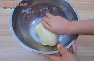 金帝集成灶 美食推荐之：牛角小面包的做法 步骤5