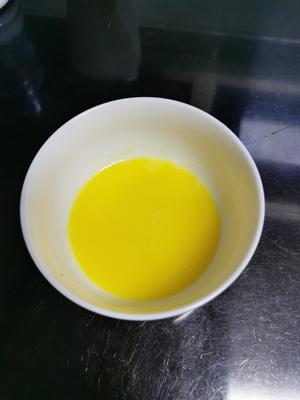 咸蛋黄吐司块【快手做咸蛋黄小零食】的做法 步骤1