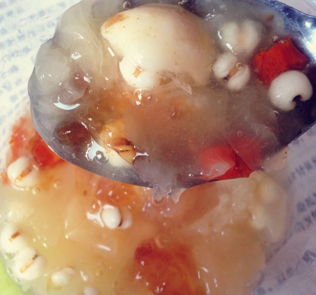 银耳桃胶雪梨甜汤