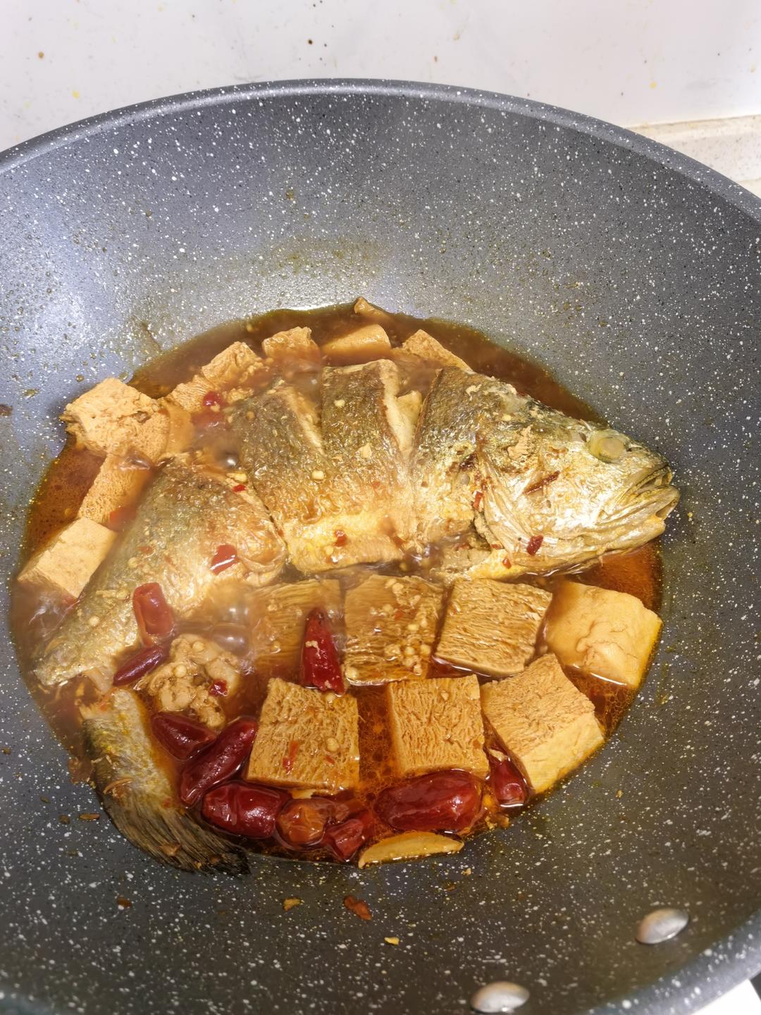 黄花鱼炖冻豆腐