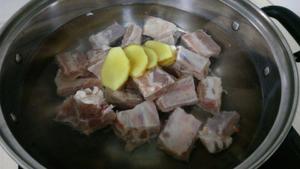 青梅酱炖排骨——带你吃一碗小清新的肉的做法 步骤1