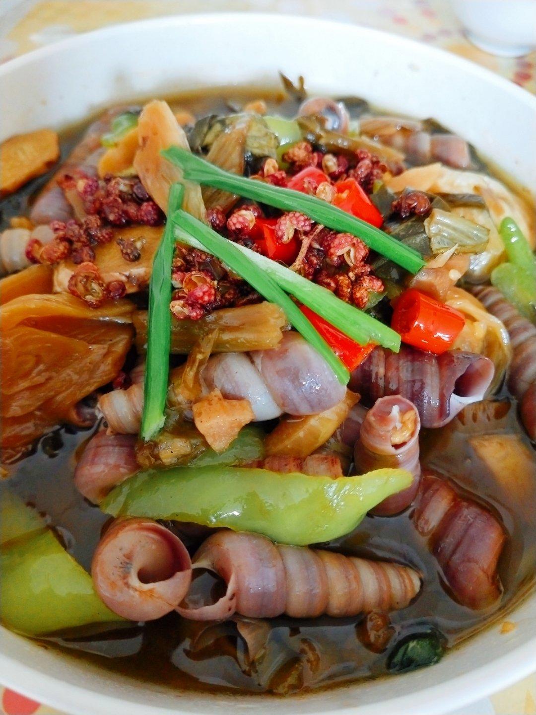 酸菜钉螺煲