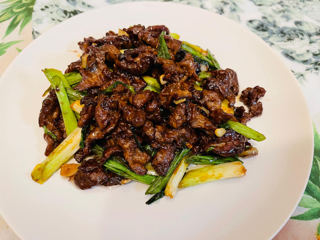 厨师长教你：“葱爆牛肉”的家常做法，葱香味浓郁先收藏起来
