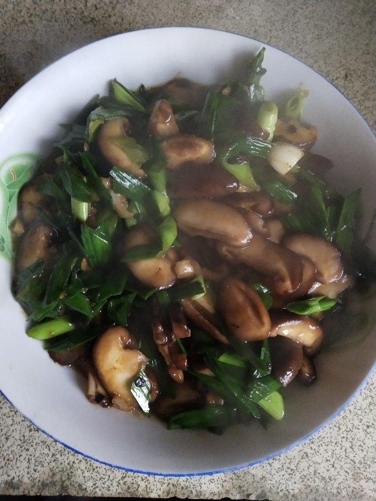 比肉好吃的降脂家常菜香菇炒蒜苗