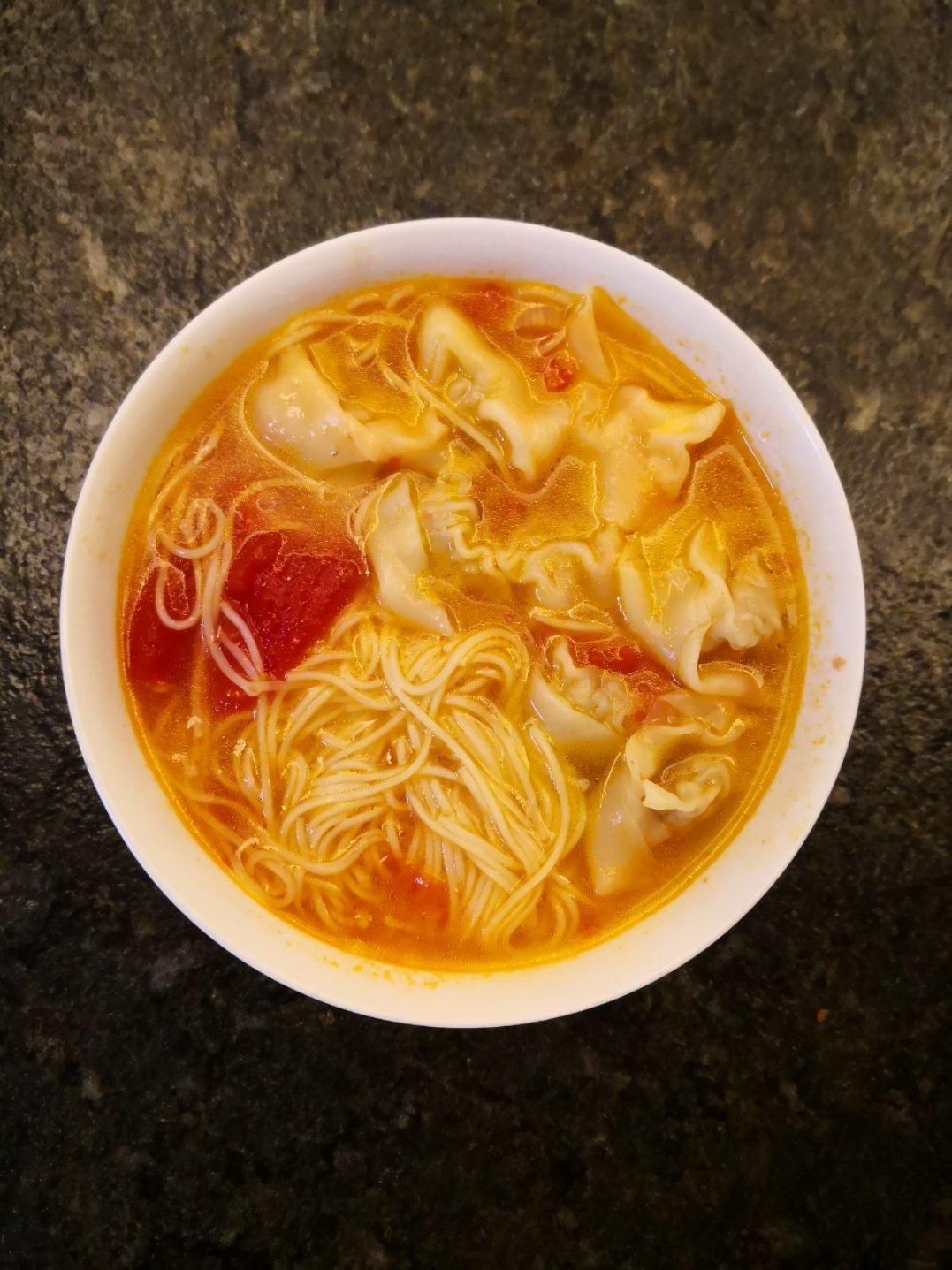 番茄浓汤馄饨面