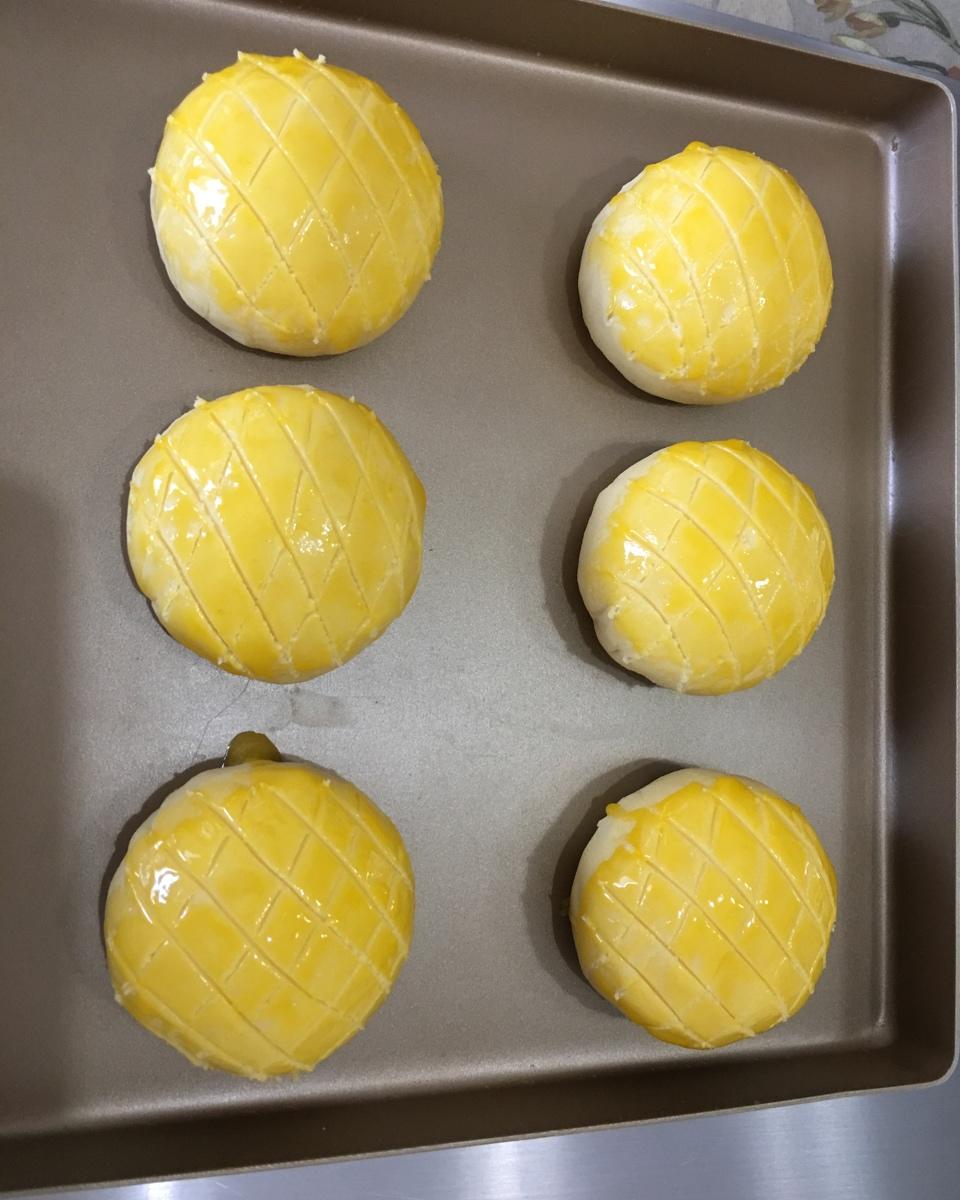 好吃到炸裂的港式菠萝包（附带制作酥皮的小视频）