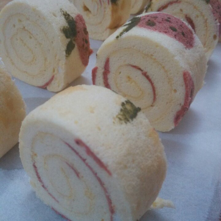 草莓彩绘蛋糕卷