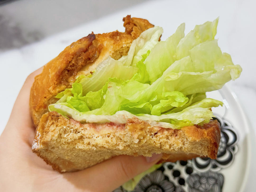 营养早餐元气满满好多生菜鸡蛋沙拉三明治