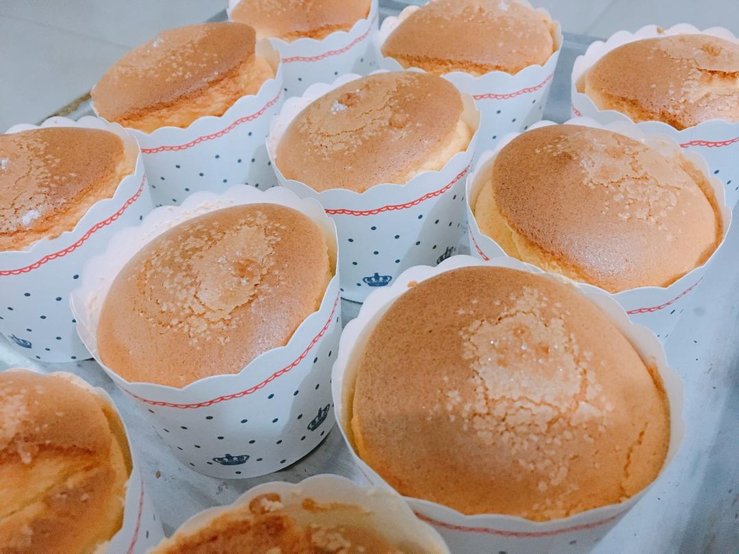 戚风杯子蛋糕^_^不开裂不回缩喔～