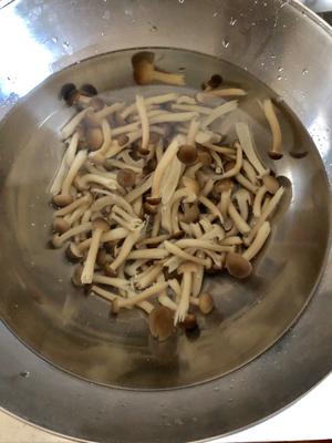 葱香蟹味菇的做法 步骤3