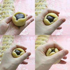 如何均匀的包圆一颗蛋黄酥的做法 步骤3