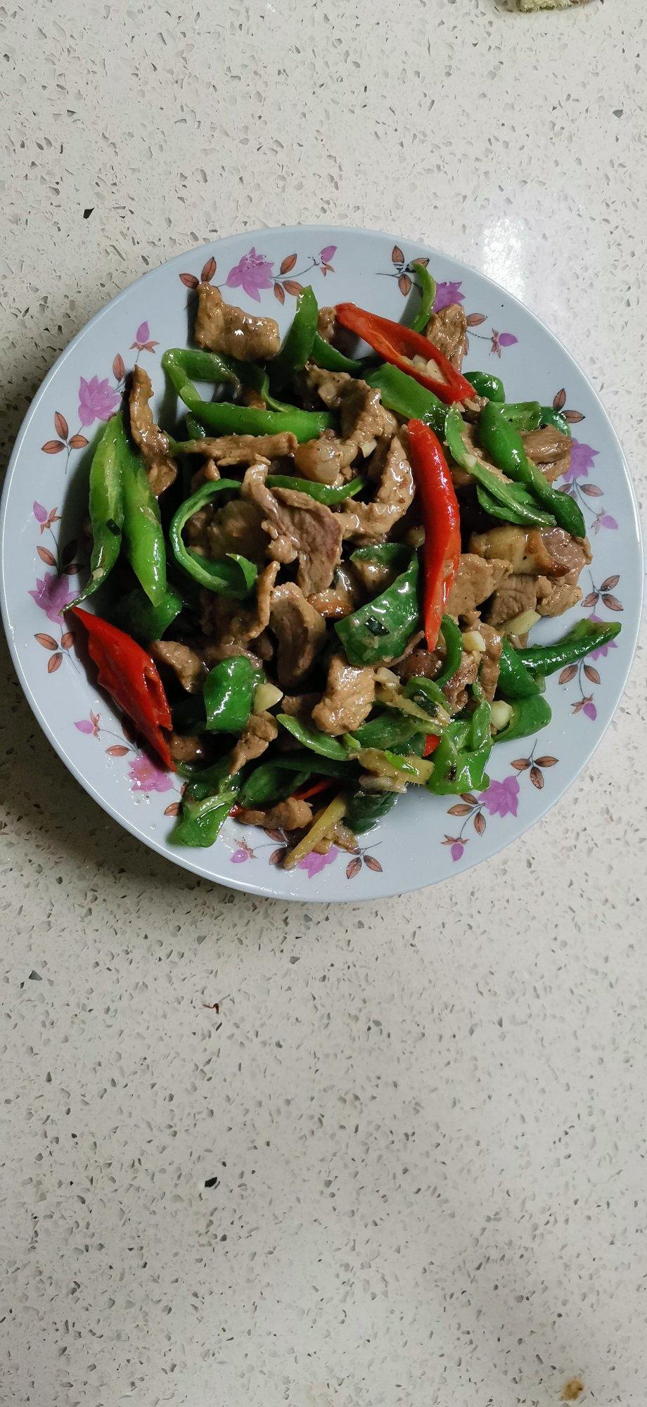 经典的家常菜，青椒炒肉丝，简单的食材也能做出如此美味