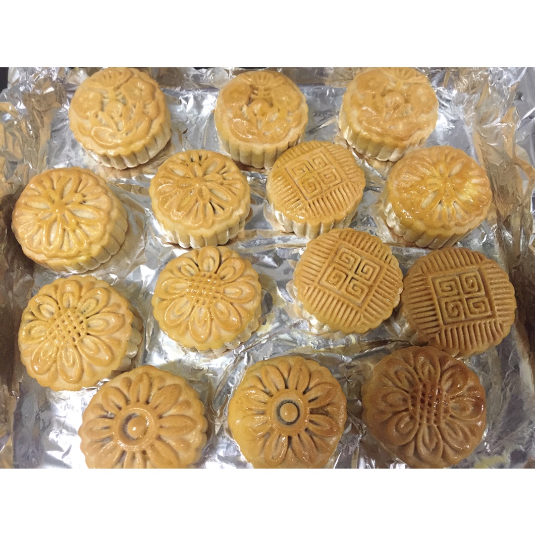 一口广月之小小蛋黄莲蓉月饼