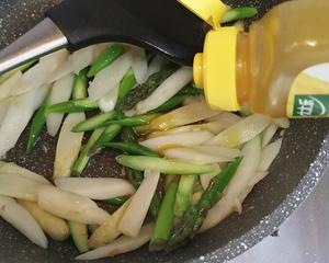快手菜❗️素炒白芦笋、绿芦笋的做法 步骤2