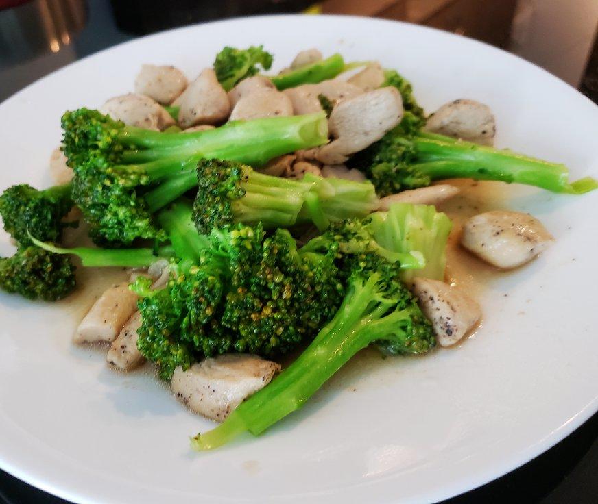 鸡胸肉炒西兰花