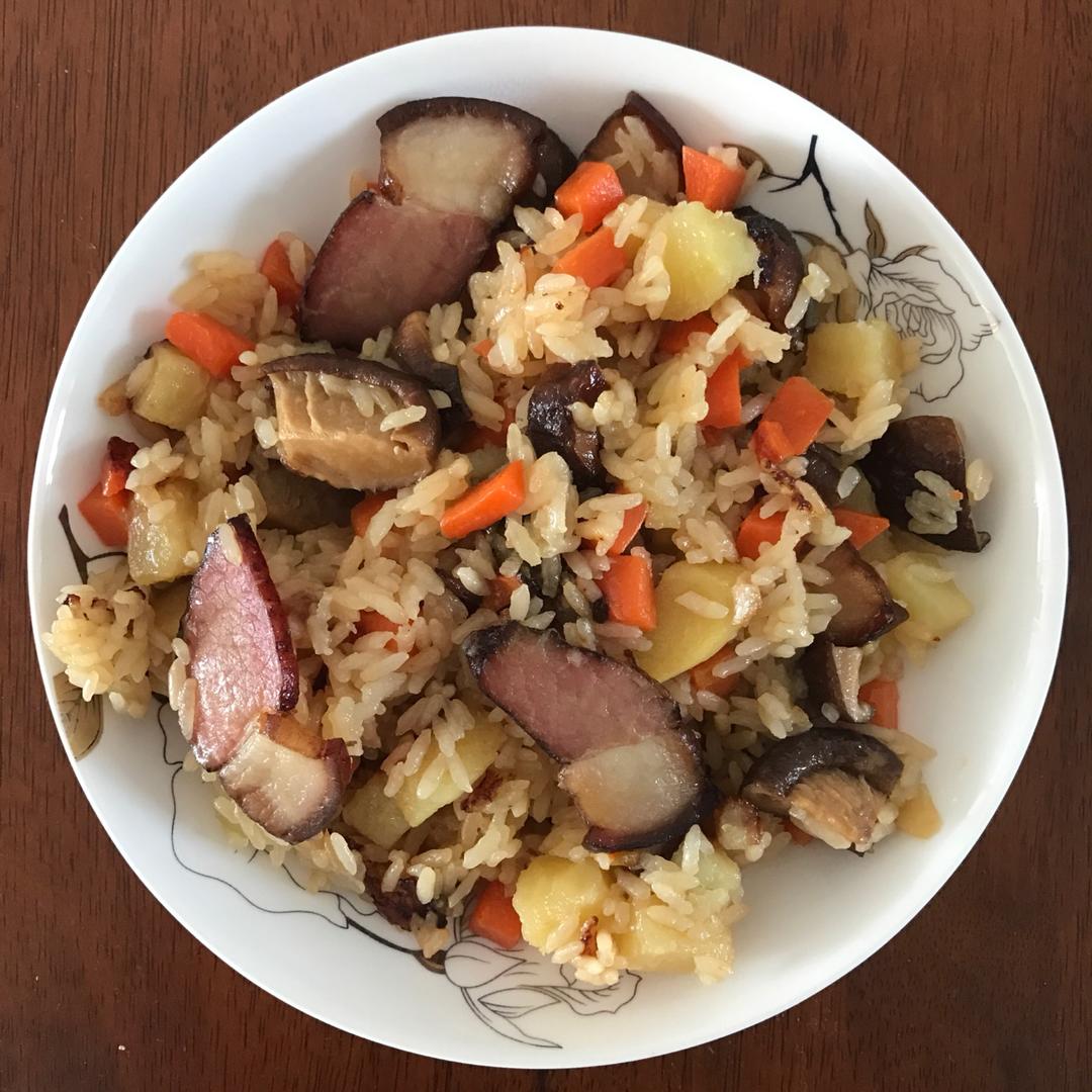 香菇腊肠土豆焖饭