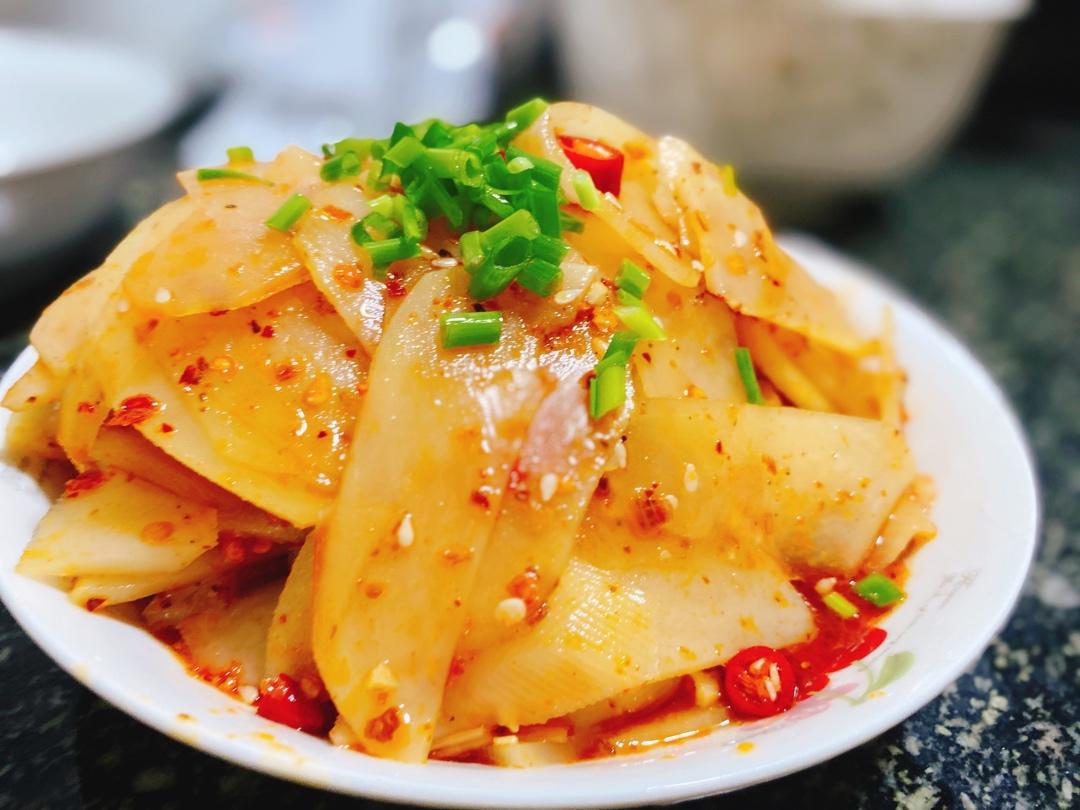 深灰色洋葱做的酸辣土豆片
