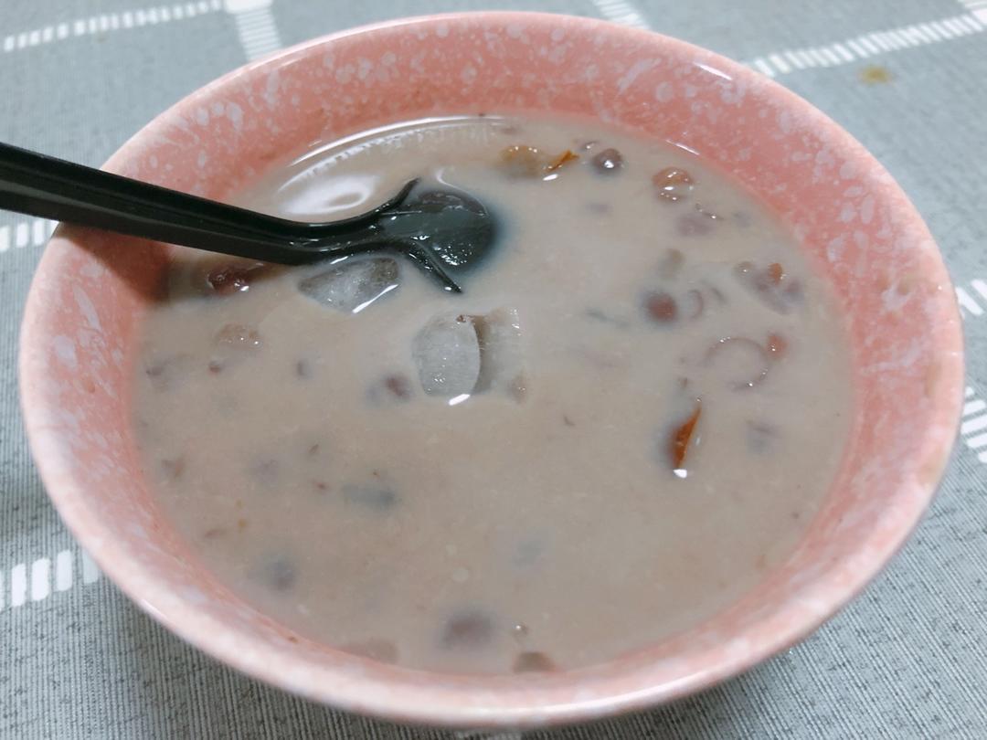 红枣红豆薏仁牛奶粥
