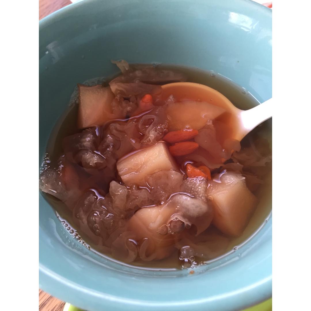 银耳雪梨莲子羹（万能高压锅版）